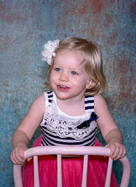 Porträtt av en söt blond småbarn — Stockfoto