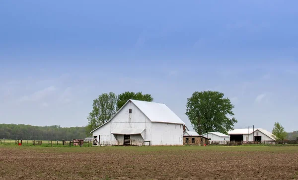 Güzel bir çiftlikte Indiana ahırlar — Stok fotoğraf