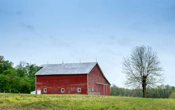 Celeiro vermelho vintage em um campo de fazenda — Fotografia de Stock