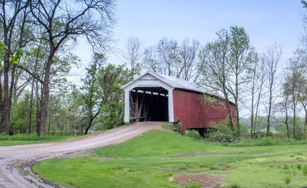 Estrada para uma ponte coberta rural — Fotografia de Stock