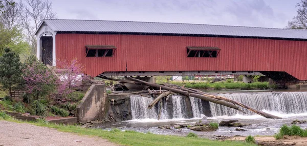 Bridgeton covered bridge and waterfall — Stock Photo, Image