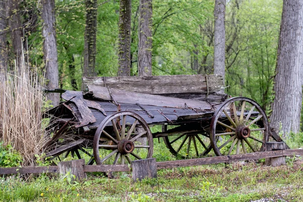 Vintage wood wagon falling apart — Stock Photo, Image