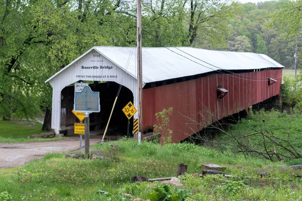 Roseville covered bridge in rural Indiana USA — Stock Photo, Image