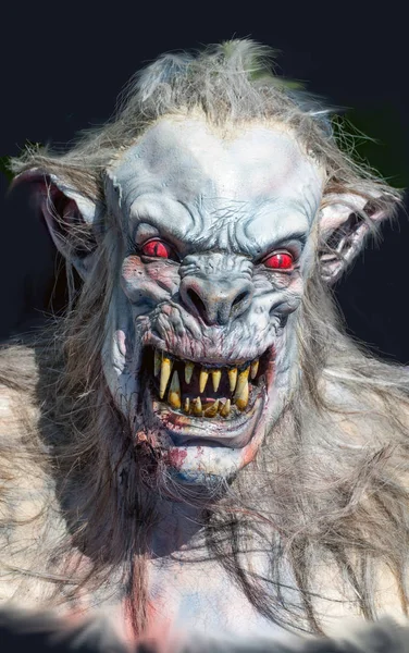 keskin dişleri ile korkunç maske