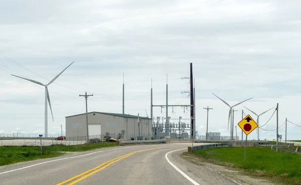 Windmolens en een energiecentrale, groene energie — Stockfoto