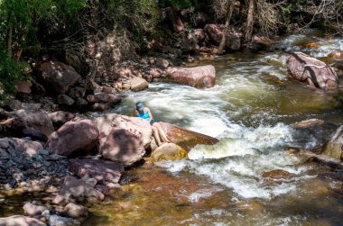 Colorado Abd'de Boulder creek yakınlarında rahatlatıcı kadın