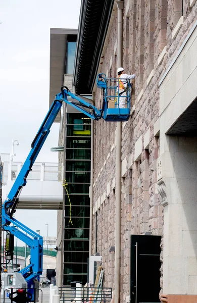 Arbeiter auf einem Hochlift — Stockfoto