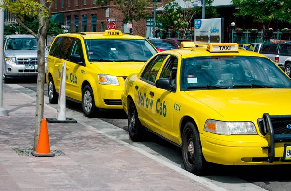 Sarı taksiler şehir Denver Co insanlar için bekleyin