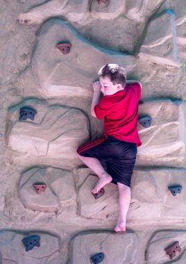 bir kaya duvarında çocuk