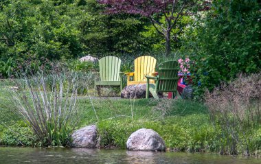 küçük bir gölet tarafından adirondack sandalye