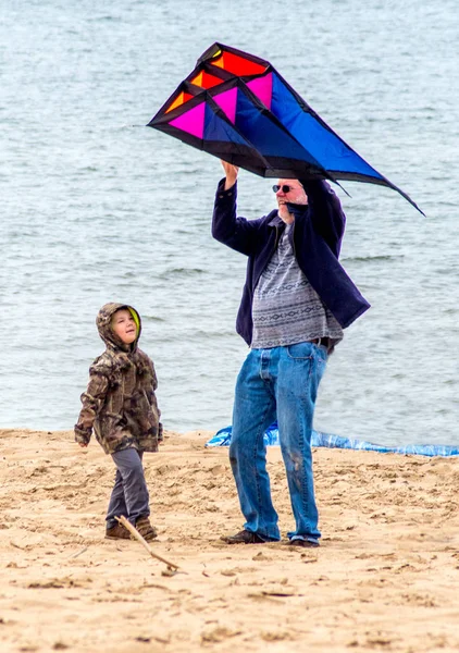 Grandpa and grandson fly a kite — Stock Photo, Image