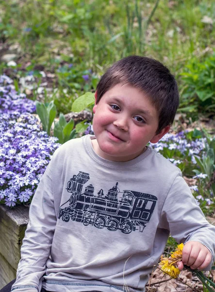 Smug grin on a young boy — Stock Photo, Image