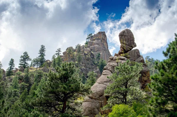 Pitorescas montanhas do Colorado com uma rocha de equilíbrio — Fotografia de Stock