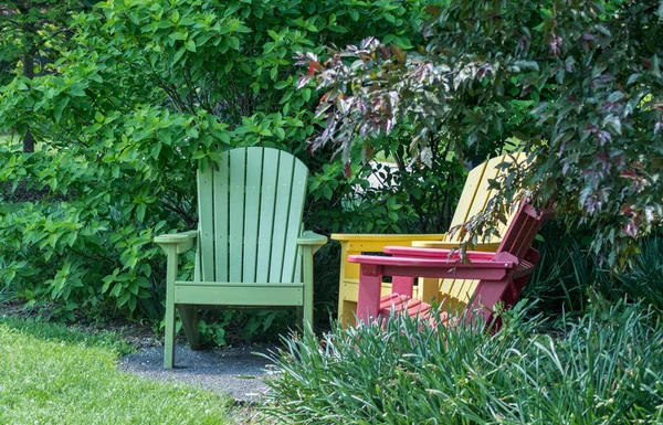 Адирондак стулья в красивом саду — стоковое фото