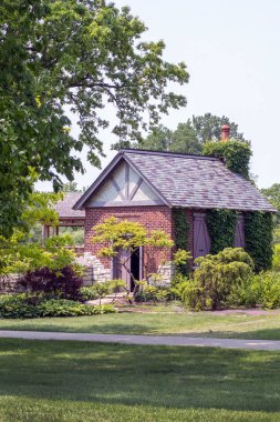 bir bahçede şirin yazlık