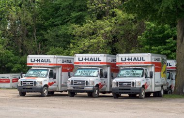 Kiralık bir avluda U Haul kamyonlar