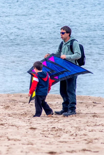 Baba ve oğlu bir uçurtma uçmaya hazır — Stok fotoğraf
