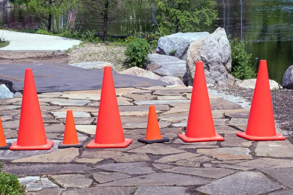 Cones de segurança laranja bloqueiam uma estrada — Fotografia de Stock