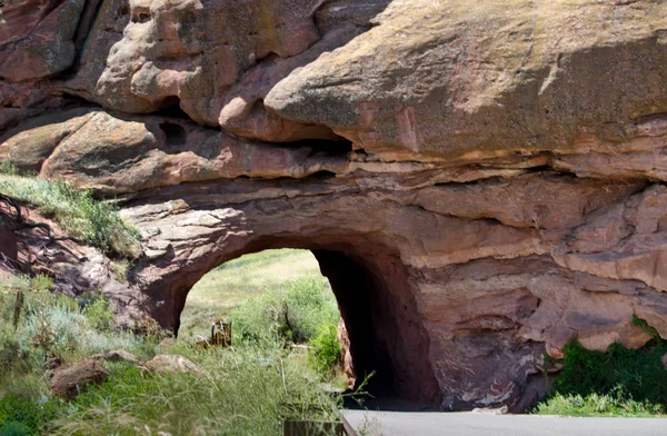 Arco de arenito natural no parque rochas vermelhas — Fotografia de Stock