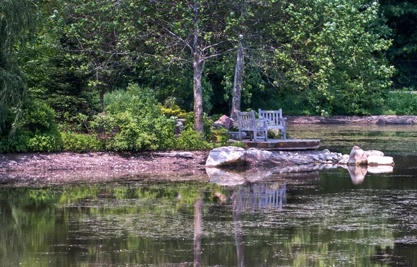 Живописное место на озере — стоковое фото