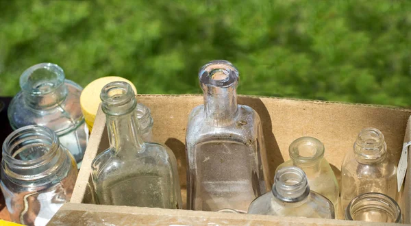 Gamla vin Tage flaskor i en låda — Stockfoto