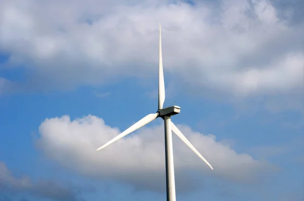 Grote windmolen Blade tegen een blauwe bewolkte hemel — Stockfoto