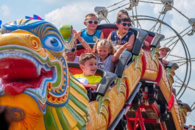 bir roller coaster binmek mutlu çocuklar