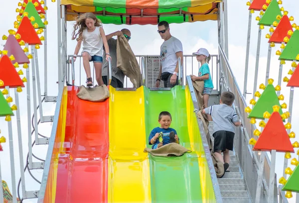 Children slide down a giant slide — Stock Photo, Image