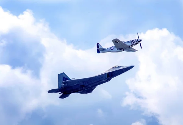 Aviões frescos em um show aéreo — Fotografia de Stock