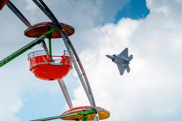 Fighter jet carnaval voler par — Photo