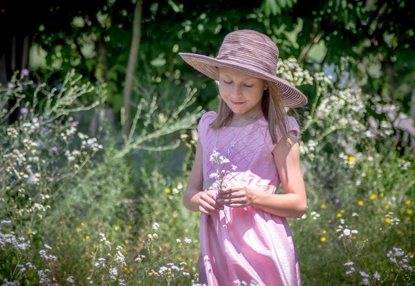 Mladá dívka drží kytici květin — Stock fotografie