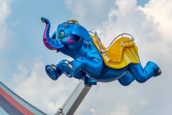 Éléphant bleu volant dans les nuages — Photo