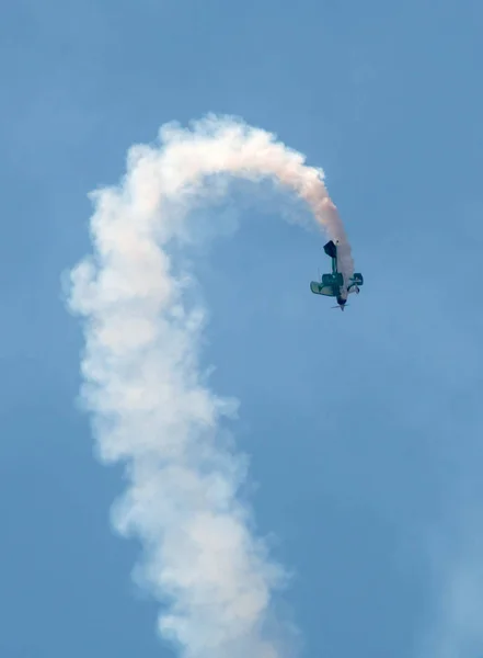 Bir hava gösterisi Pitts dublör uçak — Stok fotoğraf