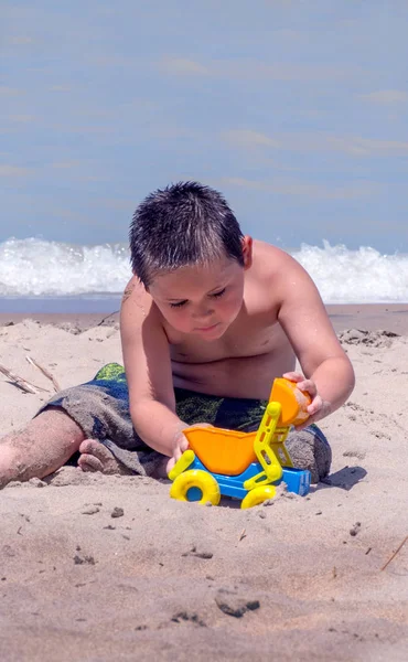 Jogar com brinquedo bulldozer — Fotografia de Stock