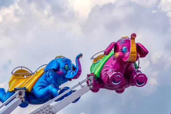 Dvojice slonů je zábavně vzrušující jízda pro děti — Stock fotografie