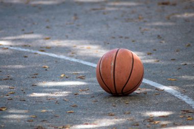 açık bir sahada basketbol