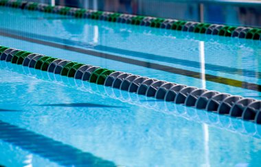 spor etkinliği için yüzen şeritler ile kurulan havuz