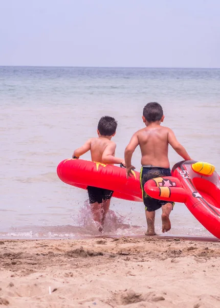 Sahilde aktif çocuklar — Stok fotoğraf
