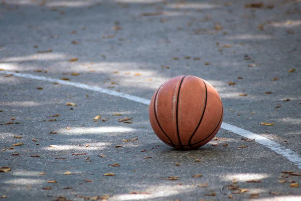 Basquete em uma quadra ao ar livre — Fotografia de Stock