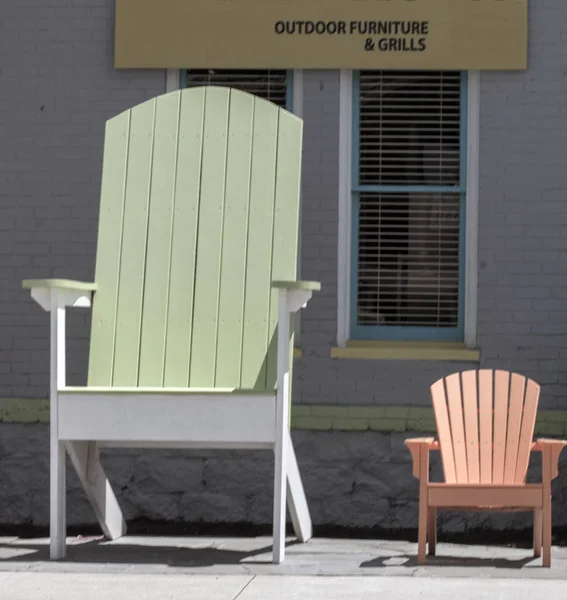 Chaise adirondack géante et une taille régulière — Photo