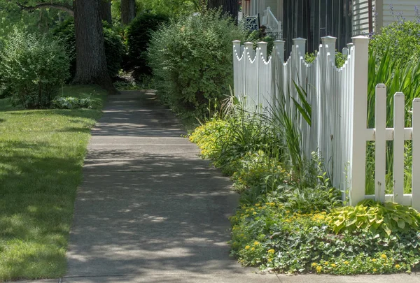 Marciapiede in una bella zona residenziale — Foto Stock