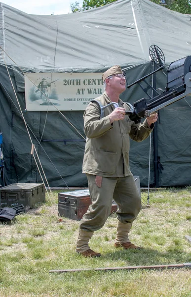 Soldado demostrando un arma militar — Foto de Stock