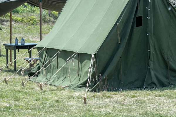Tentes militaires exposées lors d'un événement — Photo