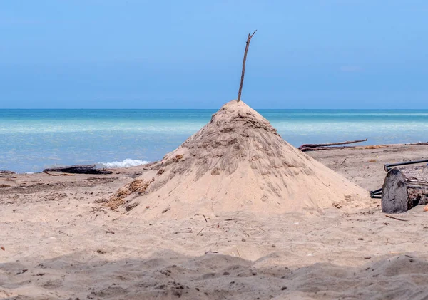 Stor sand vulkan på stranden — Stockfoto