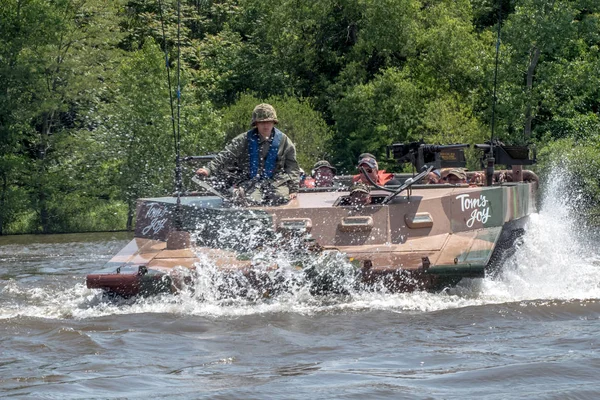 Troops in an amphibian vehicle on the river — Stock Photo, Image