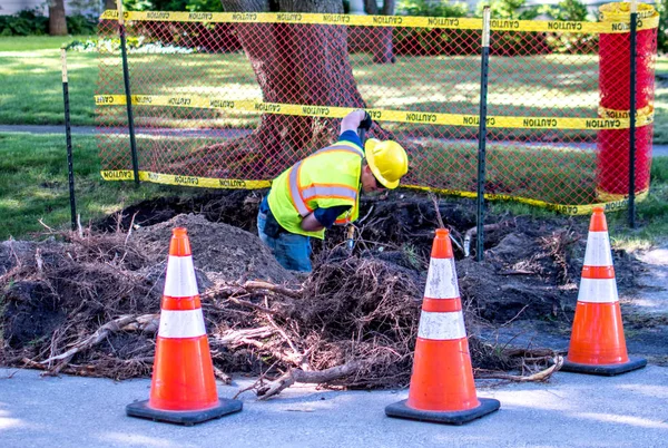 Excavación de trabajadores en un lugar de trabajo — Foto de Stock