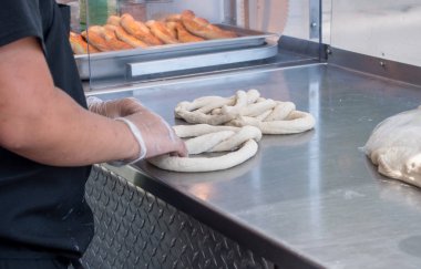 işçi ekmek hamurundan bir simit oluşturur