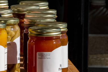 Kayısı reçel kavanozları, mini mısır koçanları ve diğer sağlıklı çiftlik gıdalar