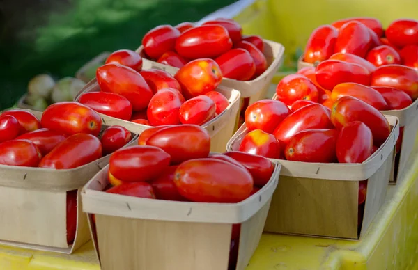 Tomates vermelhos minúsculos em um mercado de agricultores — Fotografia de Stock