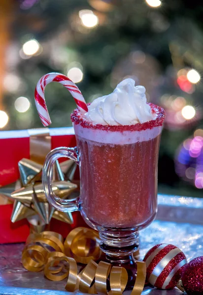 사탕 지팡이달콤한 빨간 휴일 칵테일 — 스톡 사진
